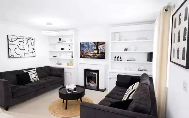 Double parking : 3BR Cambridge Home | Luxury Garden