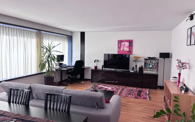 Apartamento mobilado, luminoso e espaçoso, com 2,5 quartos e...