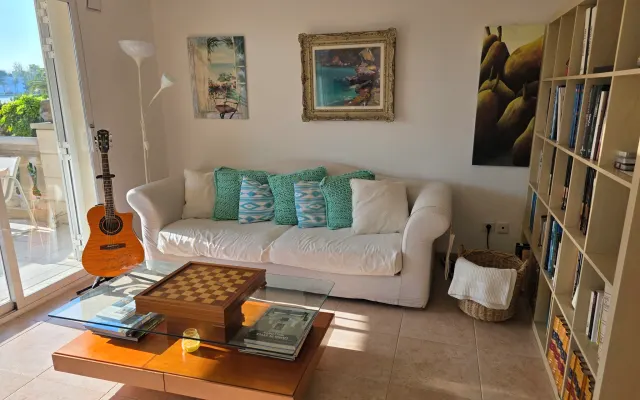 House in front of the lake and 200 m from the beach