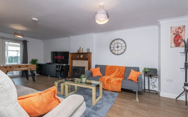 *NEW* Large 4BR House| Driveway Park | Games + PS4