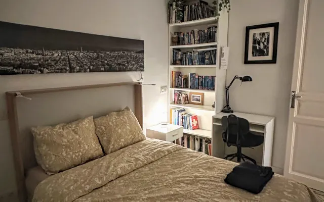 Chambre double avec balcon dans le quartier branché de Poble Sec.