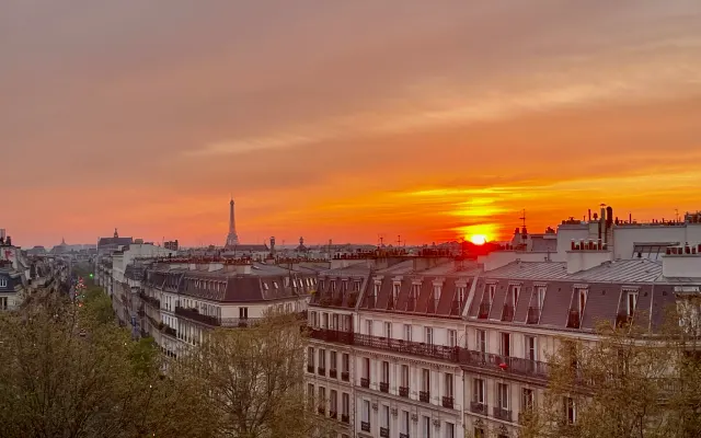 Apartamento com vista para a Torre Eiffel na Place de la République...