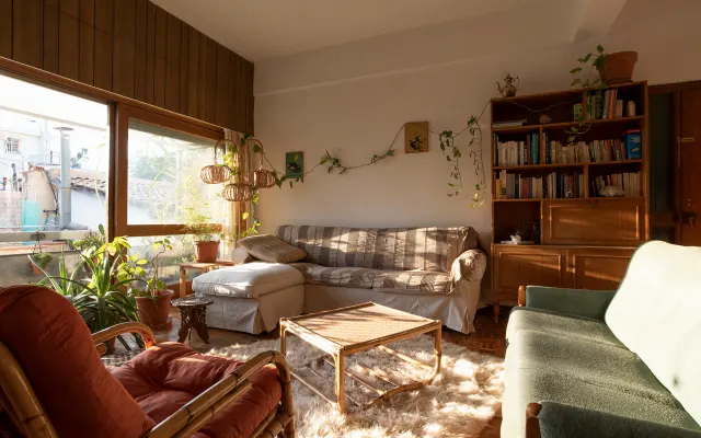 Room in bright 70s apartment in old town.