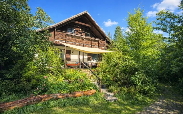 Haus im Wald am See