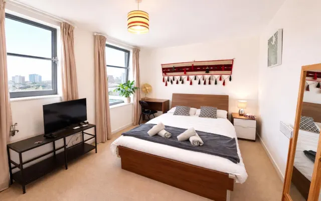 Private Room+ Private Bathroom. 1 min to Limehouse Station