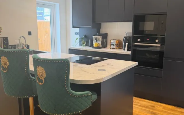 Chambre ensuite moderne dans une maison rénovée avec cuisine et accès...