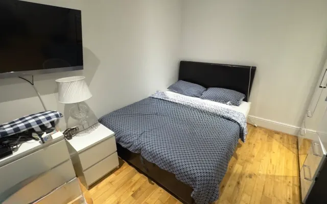 Ruhiges Privatzimmer in der Nähe des Flughafens Luton | 15 Minuten Fußw