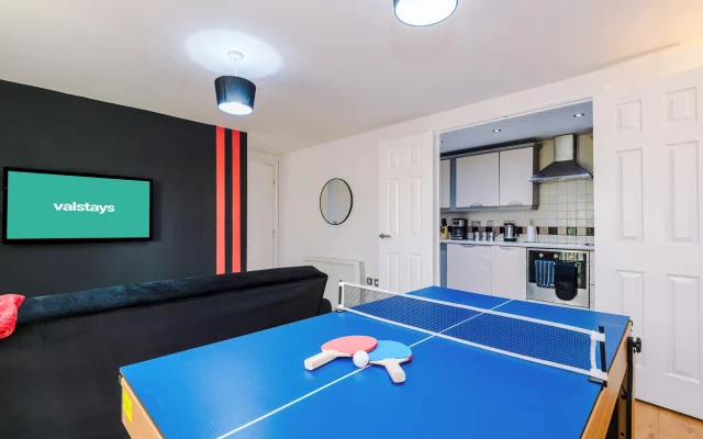 *Cosy and Central* 2BR, Pool Table, PS4, Netflix!