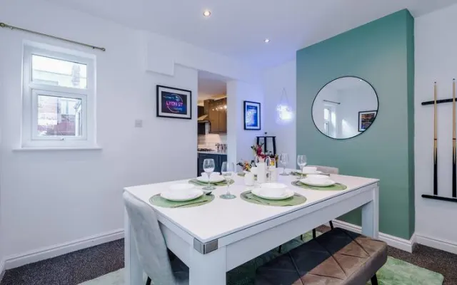 Acogedora Casa 2BR | Contratistas | Mesa de Pool, Estacionamiento