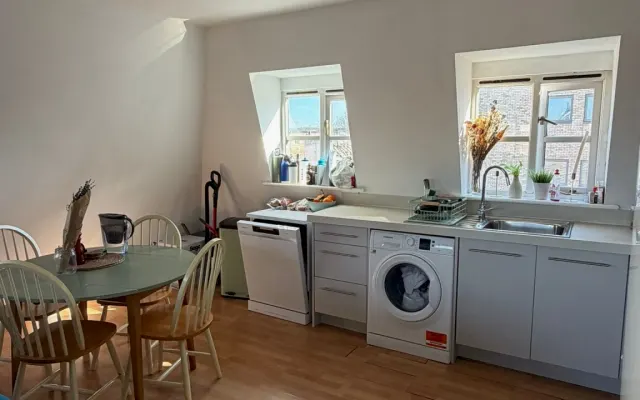Habitación doble espaciosa cerca de la ciudad