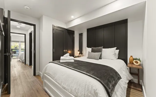 Condos de luxe côte à côte avec vue sur le lac