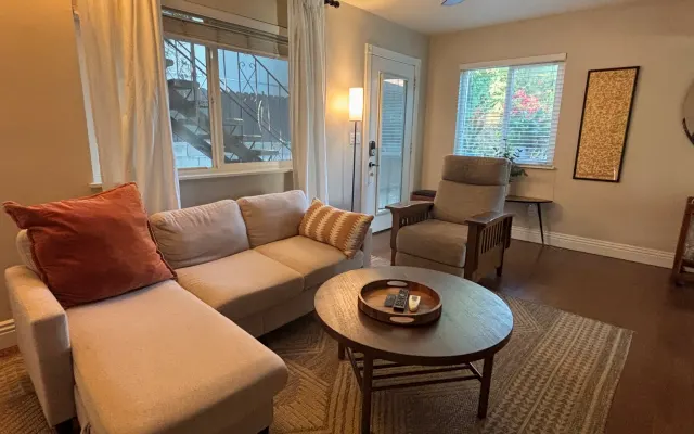 Cozy Home: Perfect Silverlake 2Bd 1 Ba w/ large Patio Garden