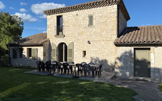 Quiet farmhouse with 25m. swimming pool, relaxation pool and spa