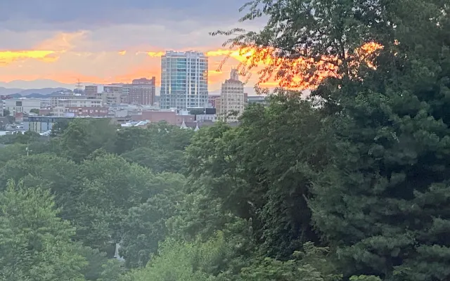 Bel appartement surplombant la ville avec vue sur la montagne