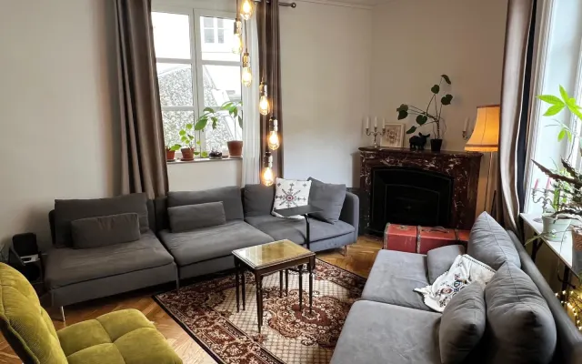Studio-Vibe: Großes, ruhiges Schlafzimmer in idealer Lage