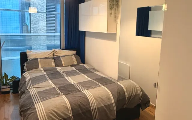 Cosy Double Room 5 minute walk from Stratford Station