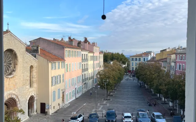 Suite privée dans bel appartement ancien en centre-ville avec vue