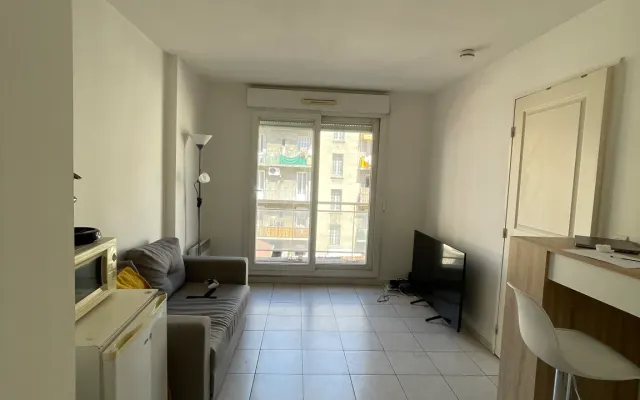 Cómodo sofá en Niza - ambiente cálido y acogedor