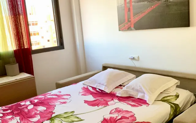 Vermiete in d'Ibiza ein Duplex-Zimmer mit eigenem Bad