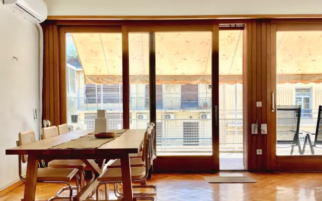 Dachgeschoss mit großer Terrasse, Blick auf Akropolis und Archäologisch