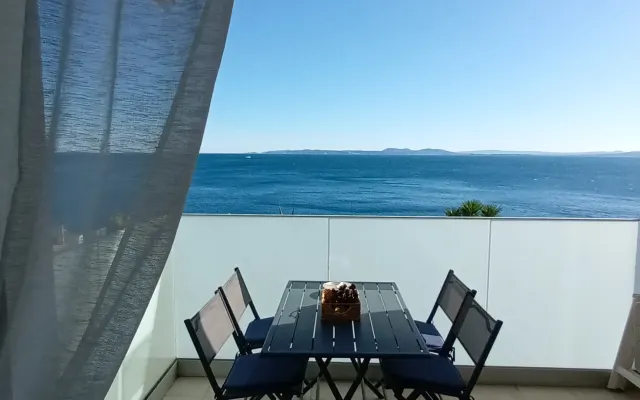 Nice apartment with direct access to the sea