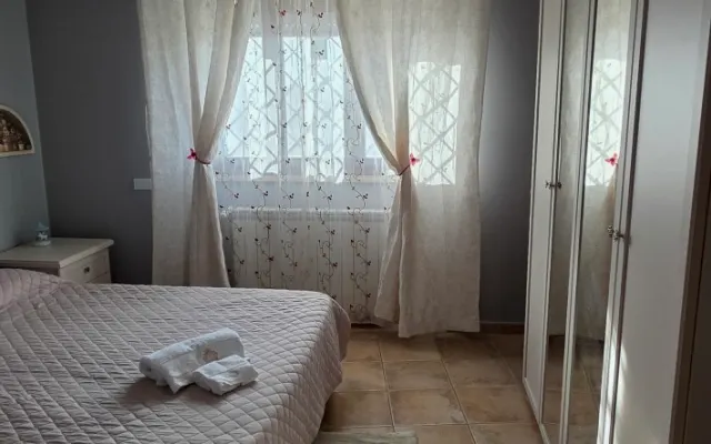 Encantador piso con dormitorio, salón, baño y jardín