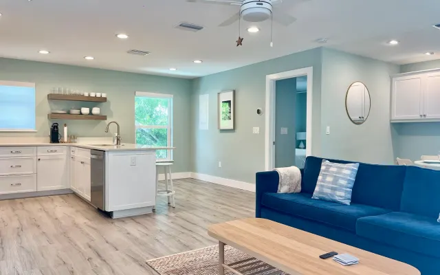 Relaxing 700 sq ft ADU in St. Pete's Gayborhood - King Bed, Hot Tub