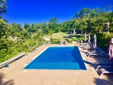 Appartamenti con angolo cottura e grande piscina in una splendida...