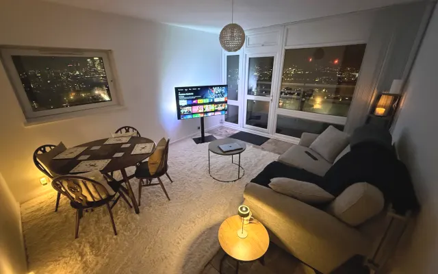 Chambre double confortable avec vue panoramique près du Tower Bridge.