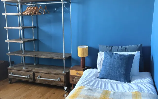 Chambre spacieuse dans une belle maison de ville victorienne.