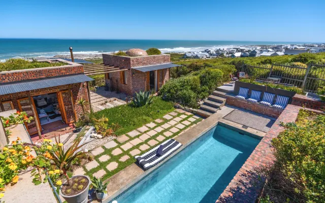 Linda casa com 3 quartos, piscina e vista para o mar em Yzerfontein