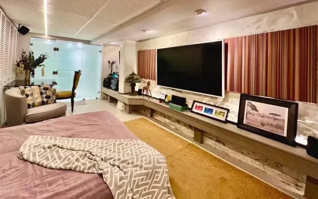 Private Bath Guest Room - Trendy & Convenient Brooklyn Townhouse