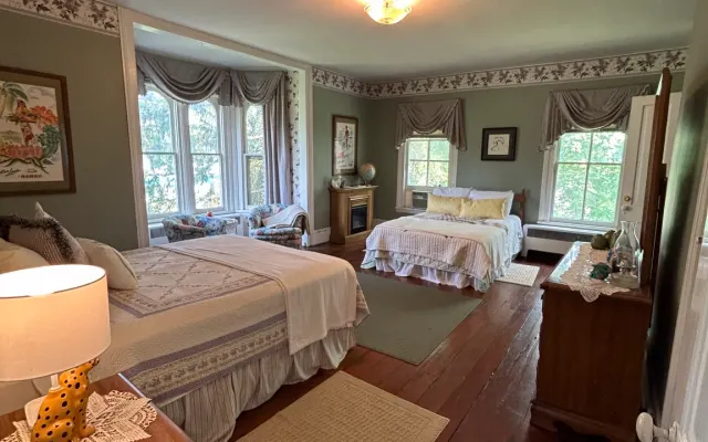 Spacious Room in Historic Hollerwood House