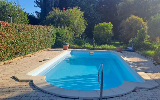 T2, Erdgeschoss mit Hof, Parkplatz, 3km Zentrum, 3km Strand, Pool