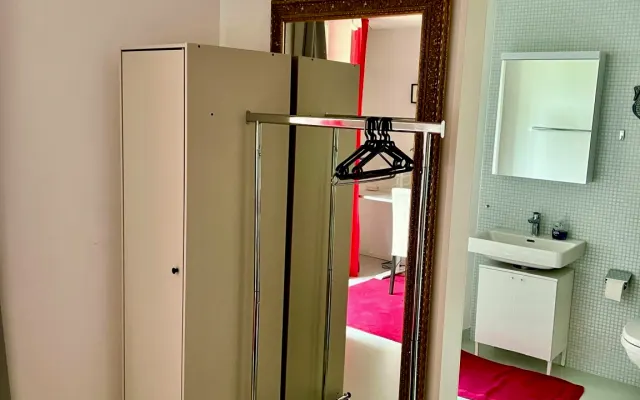 Quarto agradável com casa de banho privativa