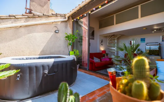 la Joshroom. private guest studio & Jaccuzi. Between vine and sea.