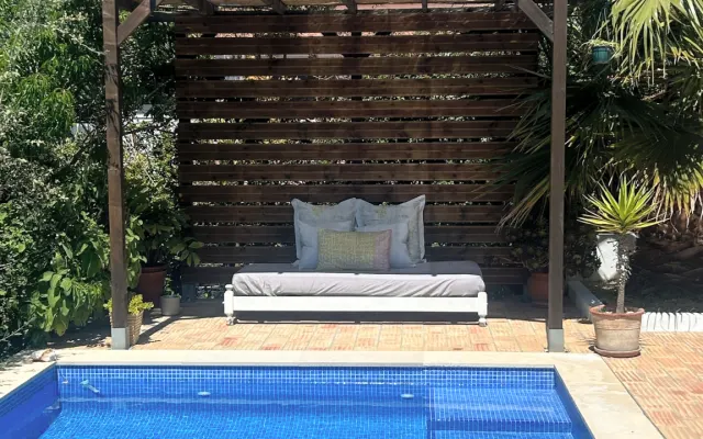 Caravana Bird Estudio acceso Piscina
