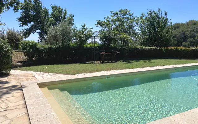 Golf d'Aix en Provence, bed and breakfast with naturist pool