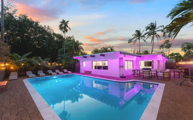 Barbie Poolhouse | 3 BR Ensuite | Comedor al aire libre