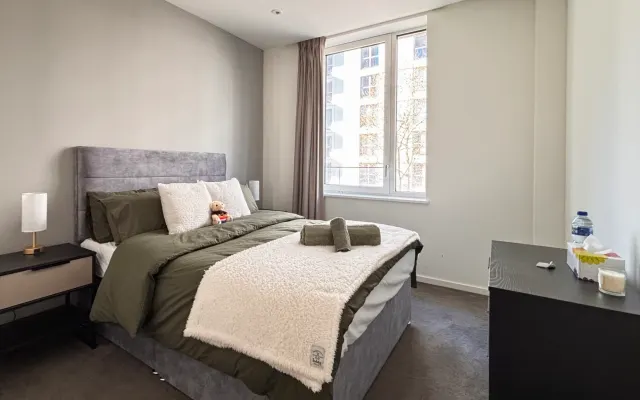 Modern East Village Room · Private Bath · Elizabeth Line · Stratford