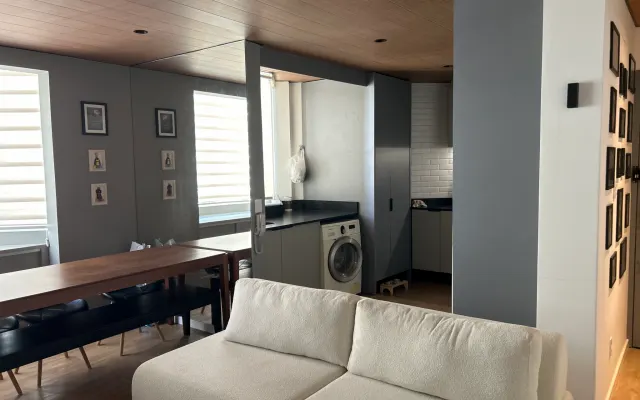 Mon appartement est bien situé, avec tous les commerces, à côté du...