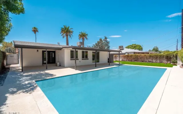 Relaxing oasis close to restaurants, bars, stores, and the freeway.