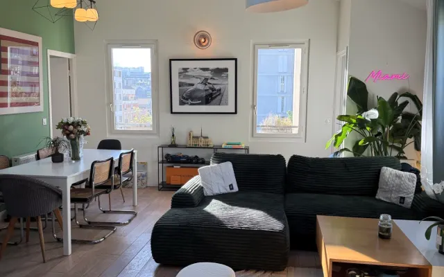 Piso compartido en el distrito 15 de París. Dormitorio sofá cama