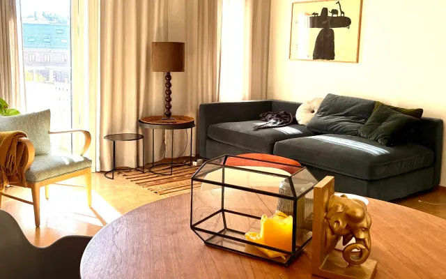 Calme et central - Grande chambre, TV et balcon - Petit déjeuner inclus