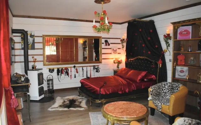 PLAY ROOM Pour une nuit de rêve dans un décor chaud et glamour ...