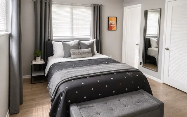 Stylish Apt 10 Min to Beach, Parking & Laundry