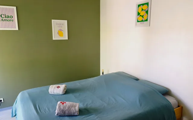 Chambre lumineuse avec balcon dans maison calme & accueillante