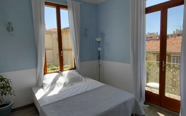 Bright room with private bathroom. Air-conditioning. Balcony.