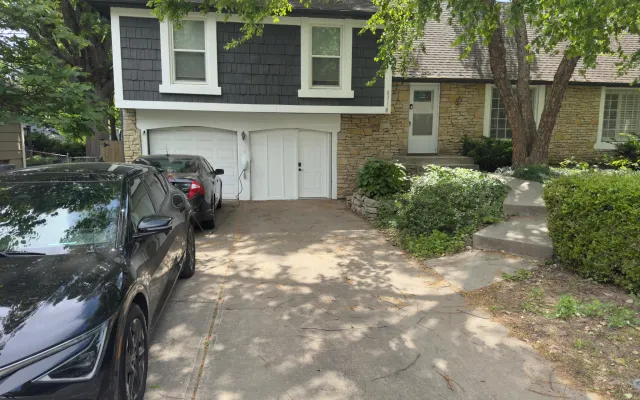Suite privada en Overland Park con carga para vehículos eléctricos