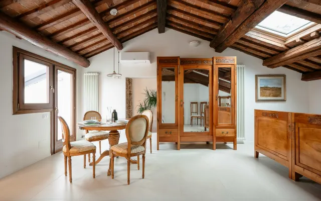 Studio mansardé. Rénové en 2025, avec une touche vintage.